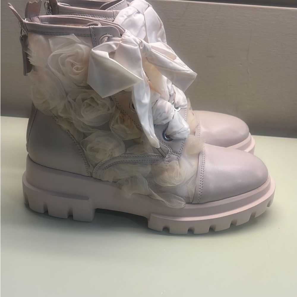 NWT AGL italy Cream Leather Combat Boots with Rugged Sole and Lace-Up Design
